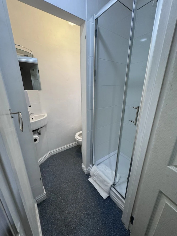 All Seasons Gatwick Guest House & Parking