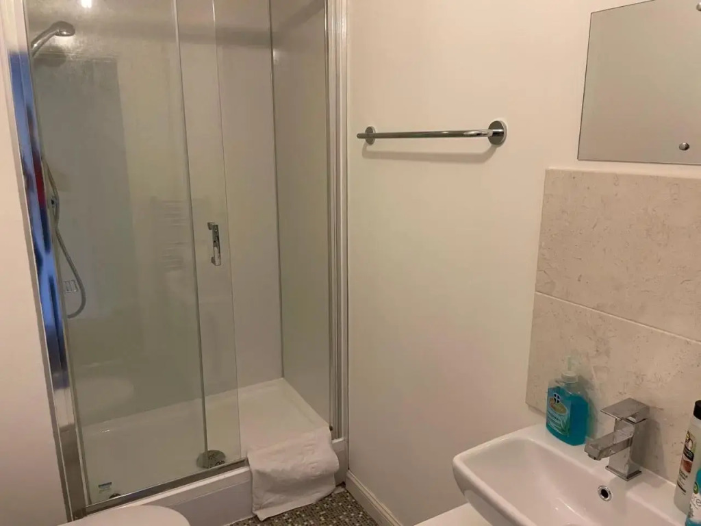 Newbuild - 3 bedrooms, 2 baths,5 mins from airport