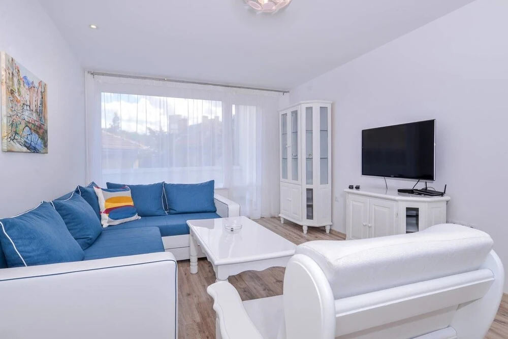 FM Deluxe 2-BDR Apartment - Simplisico