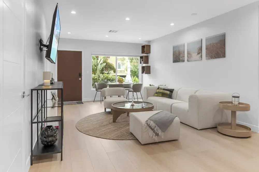 3BR House Fully Renovated 2025 Fenced Yard Patio Carport in Noho Arts District p85