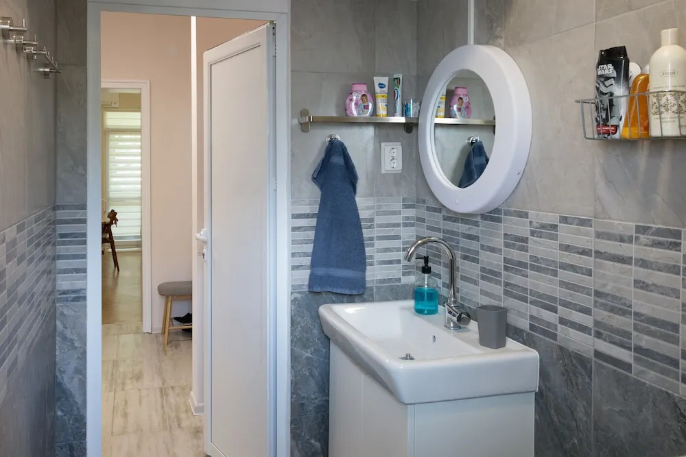 FM Deluxe 2-BDR Apartment - Bright and Cozy