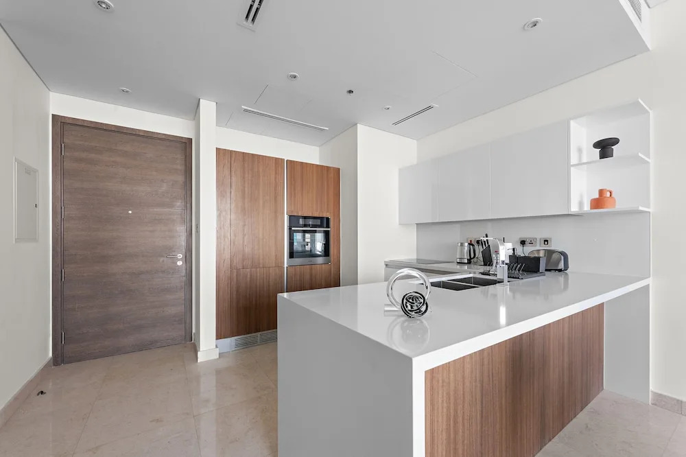 WelHome - Seaside Serenity: Spacious 1 BR in Maritime City