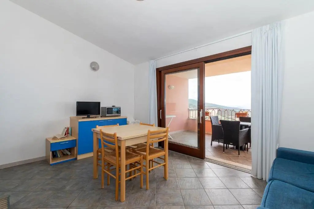 Appartamento con piscina 14