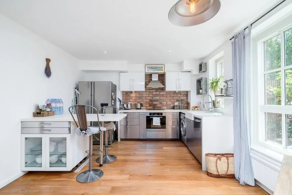 2BR Home in London W/terrace + Parking
