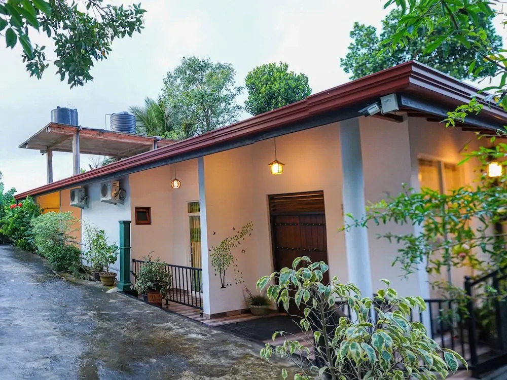 OYO 438 Sarala Residence Hotel