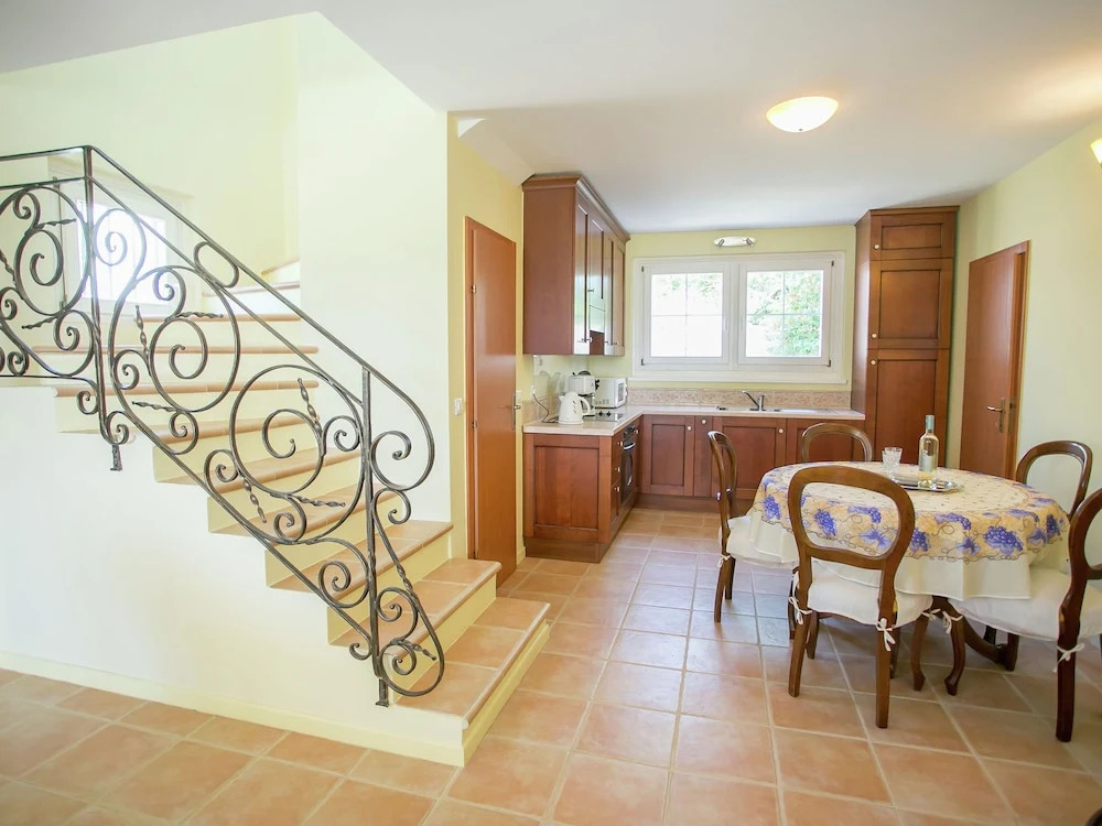 Family House in Quiet Peacefull Location, Private Pool and BBQ in Garden