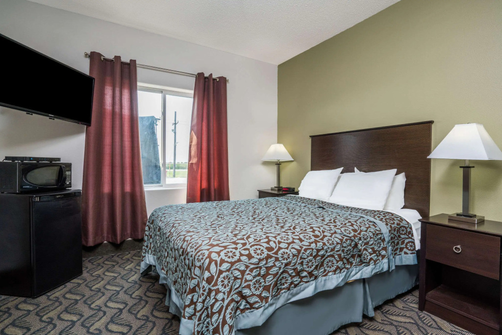 Days Inn by Wyndham Fargo Casselton Waterpark
