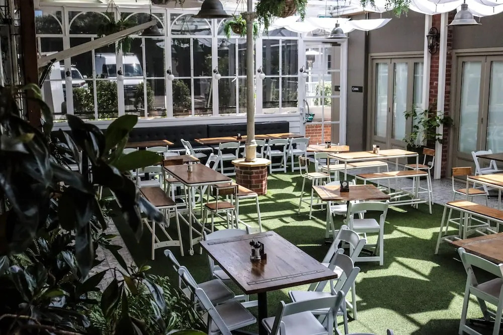 Oscars Hotel and Cafe Bar