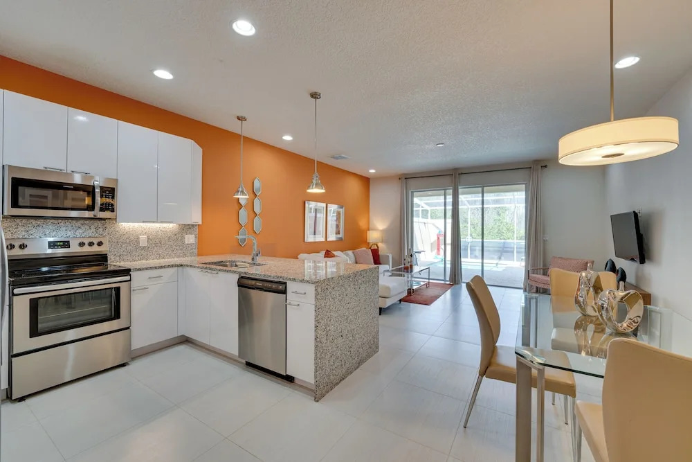 Townhome with Lanai about 9 Mi to Disney!