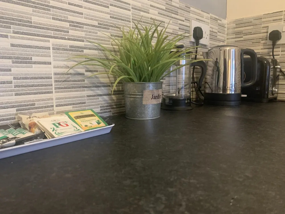 Absolute Stay in Sherwood-free Parking-east Midlands Airport-contractors-family
