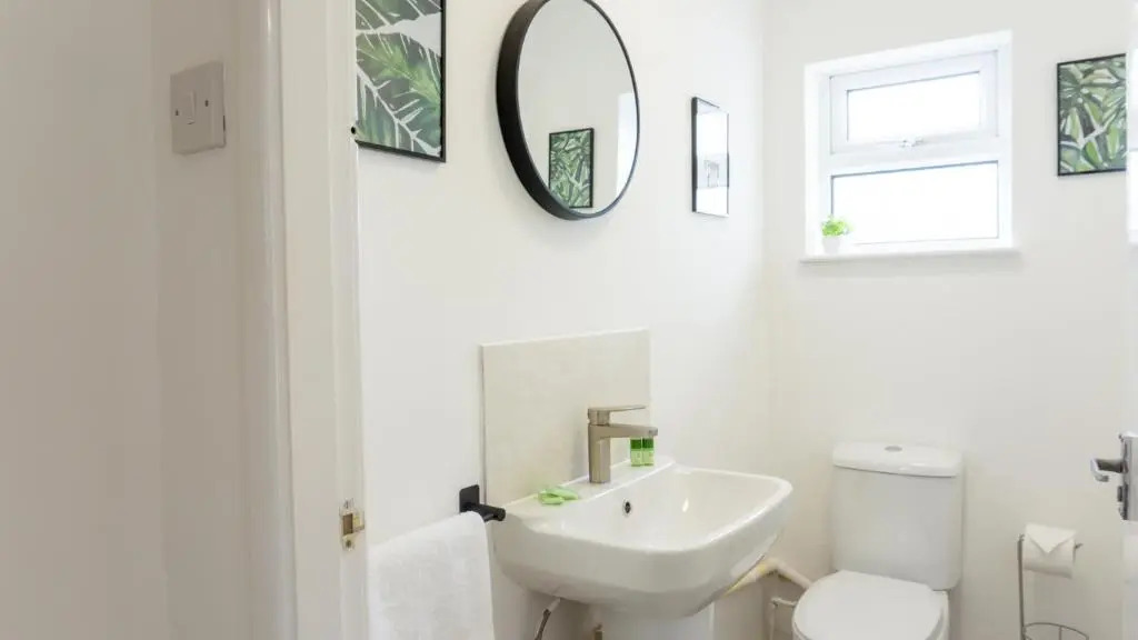 Air Host and Stay - Breckfield house sleeps 14, 7 bedrooms free parking LFC