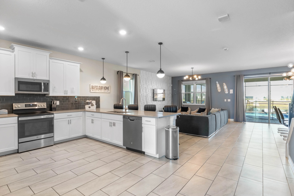 9 Bedrooms 5 Bathrooms Storey Lake 2885 Sc