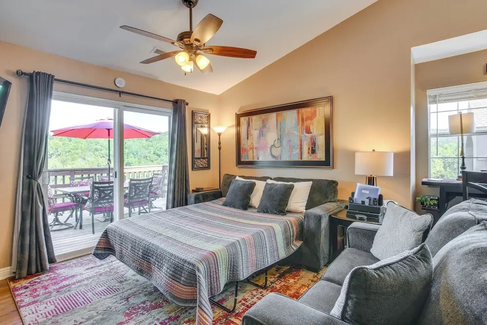 Near Silver Dollar City! Condo w/ Hot Tub & Lake