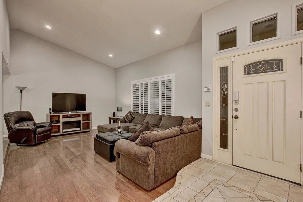 SLS Kathleen Amazing Location with FREE Heated Pool, Spa, Pool Table &