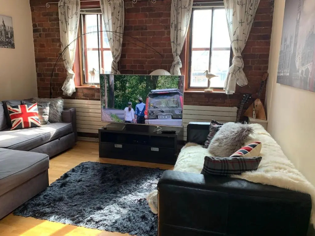 2 Bed Duplex Penthouse Apartment by Mathew Street Sleeps 6