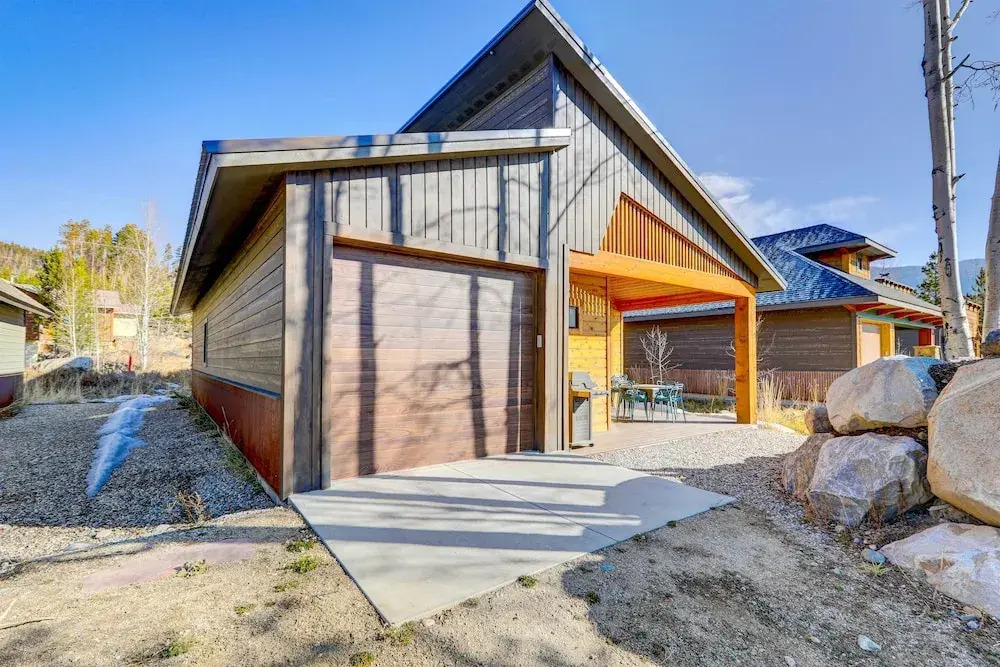 Fireplace & Deck: Modern Cabin in Grand Lake!