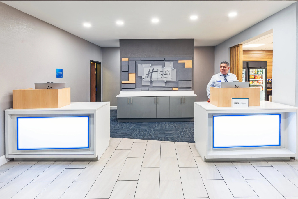 Holiday Inn Express & Suites Del Rio by IHG