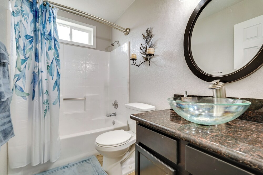 5 Mi to Beach: Poolside Paradise in Lake Havasu!
