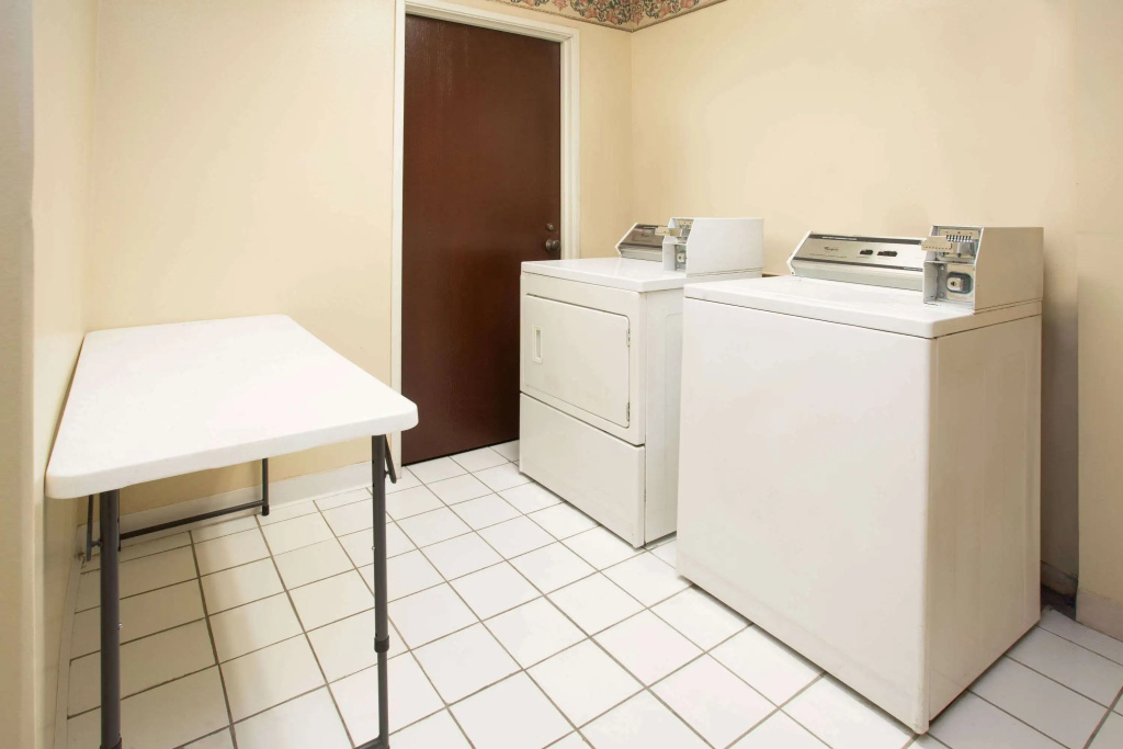 Travelodge by Wyndham Fort Myers Airport