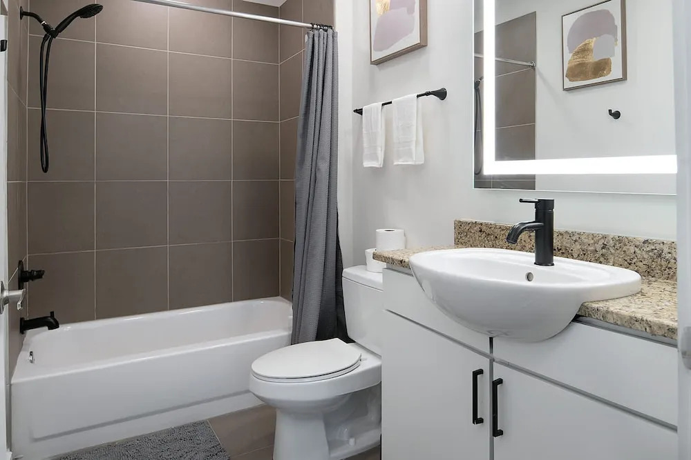 Uptown 1st Ward Corner Unit Superior 2BD Apt