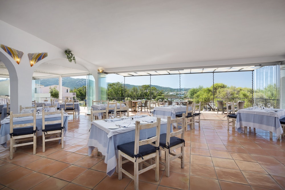 Hotel with swimming pool near Baja Sardinia