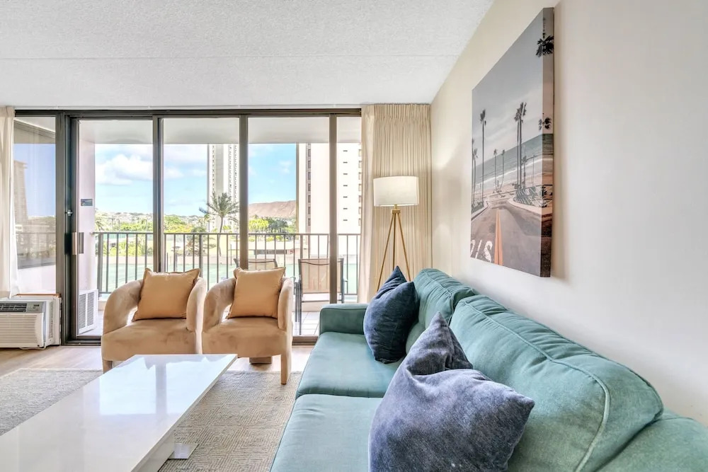 Deluxe Garden View Waikiki Banyan, Free Parking by Koko Resort Vacation Rentals
