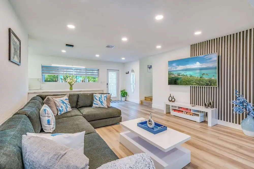 Friendly Fox Luxury Home with Pool & Spa