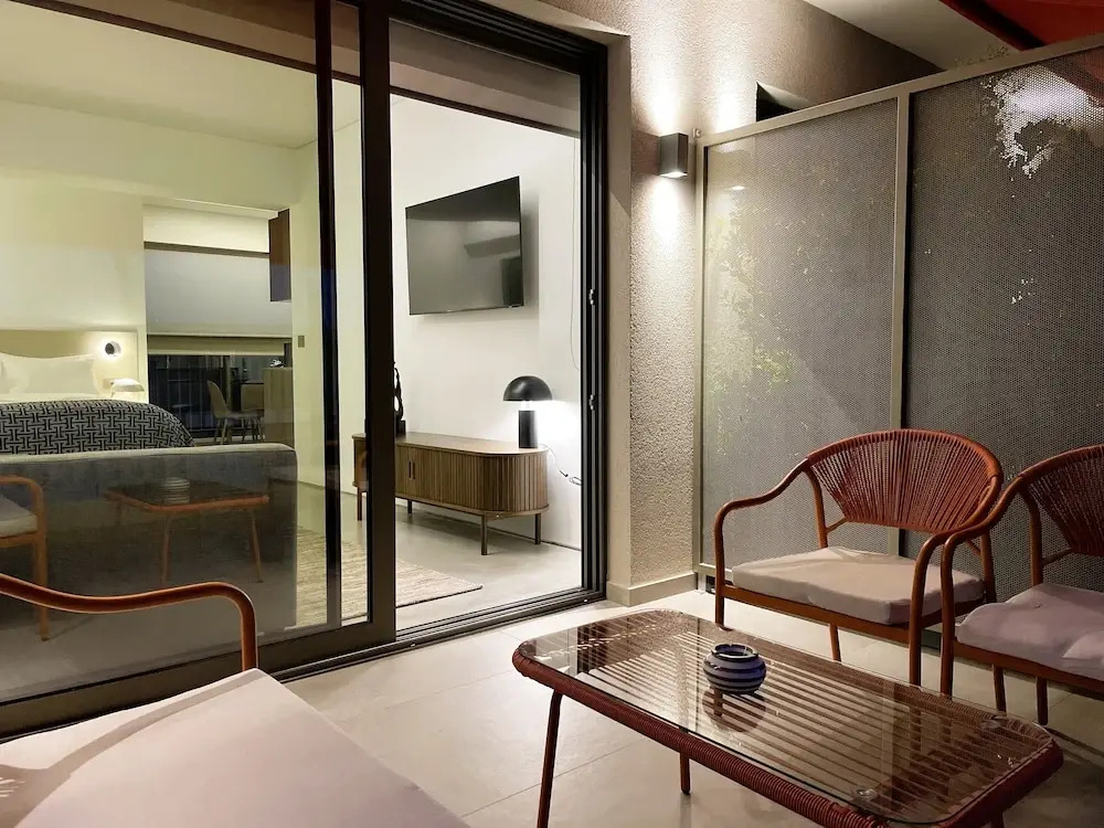 THE NIXON Suite and Apartments Hotel