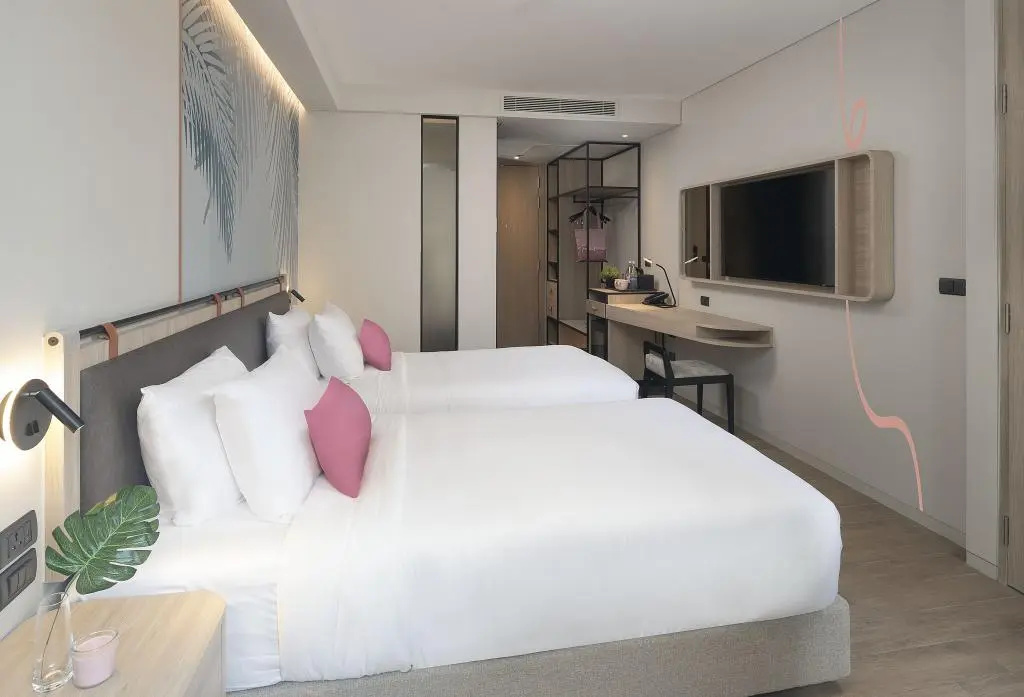 Отель JonoX Phuket Karon Hotel