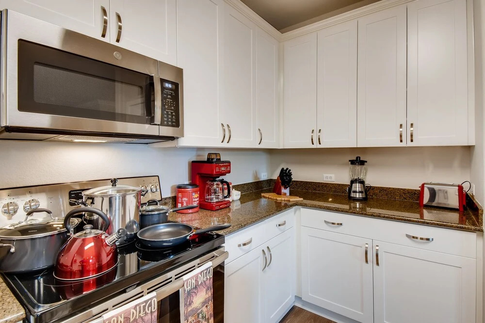 (70% off) - San Diego Top Location Work Or Fun 2BR/2.5 Bath - Pool, Gym, & Free Parking (FV10)