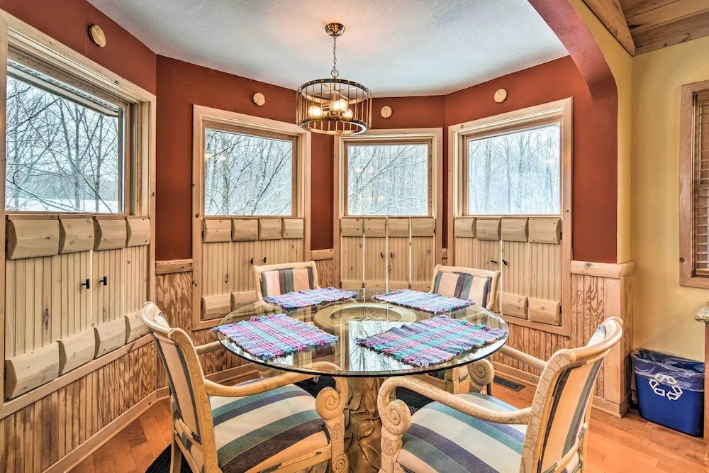 2 Mi to Schuss Mtn! Northern Retreat w/ Game Room