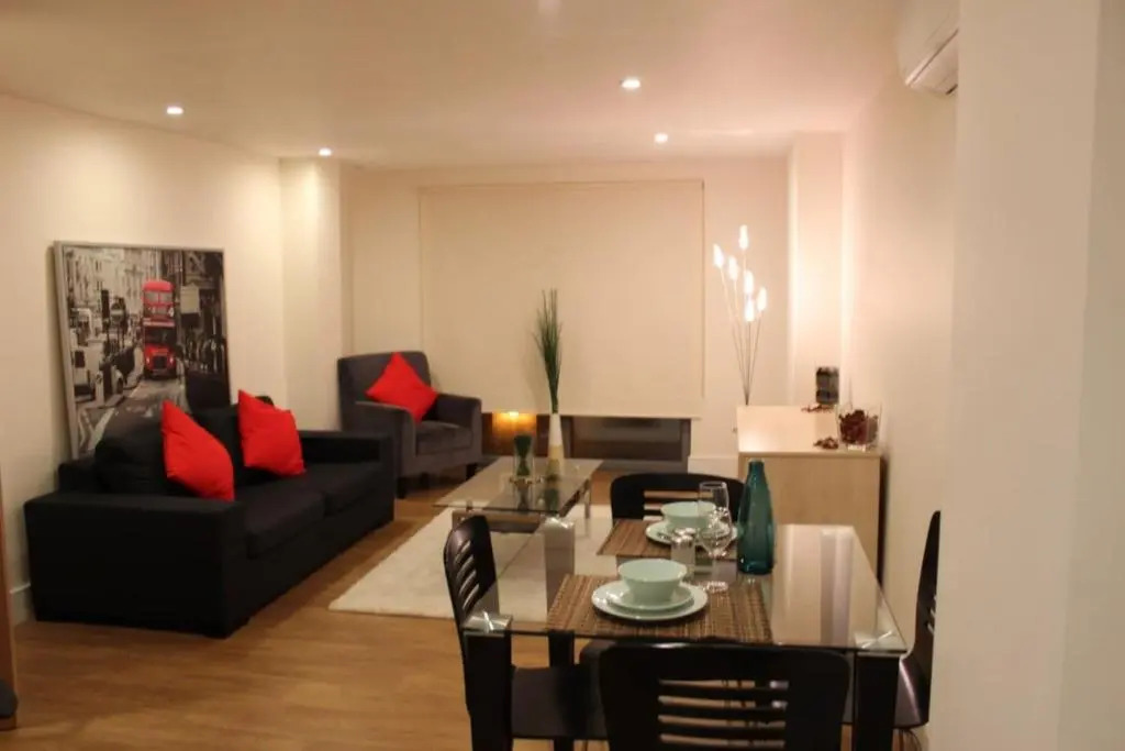 Stylish 3 Bed 2 Bath Apartment Hyde Park