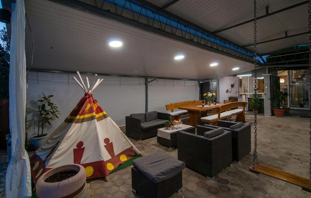 Six-Bedroom Holiday Home In Zrnovnica