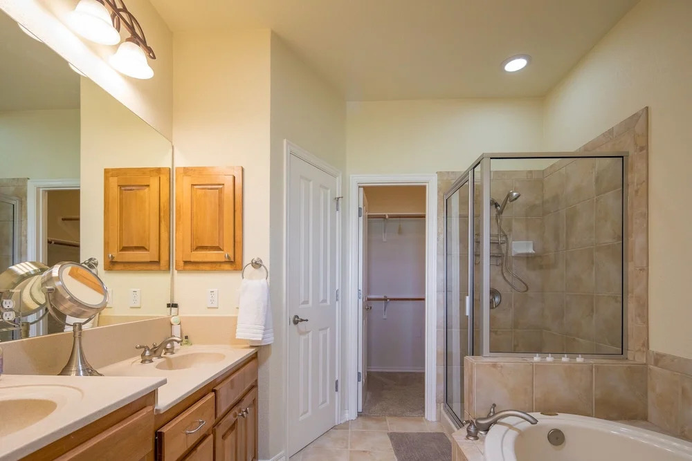 Lakeside Haven 3 Bedrooms 2.5 Bathrooms Townhouse