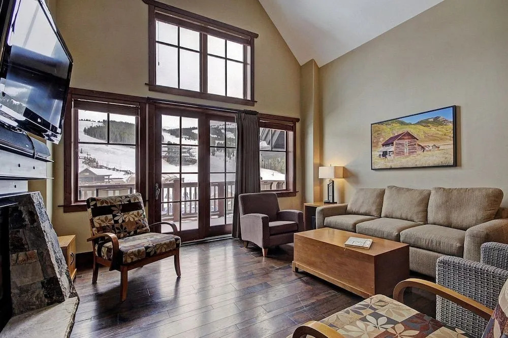 One Ski Hill Place S8501