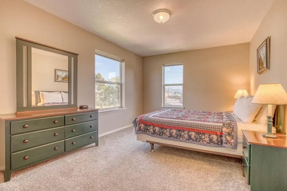 Cozy Gathering Space and Sparkling Amenities - Charming Seaside Haven