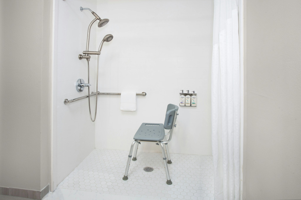 Holiday Inn Express & Suites Port Washington by IHG