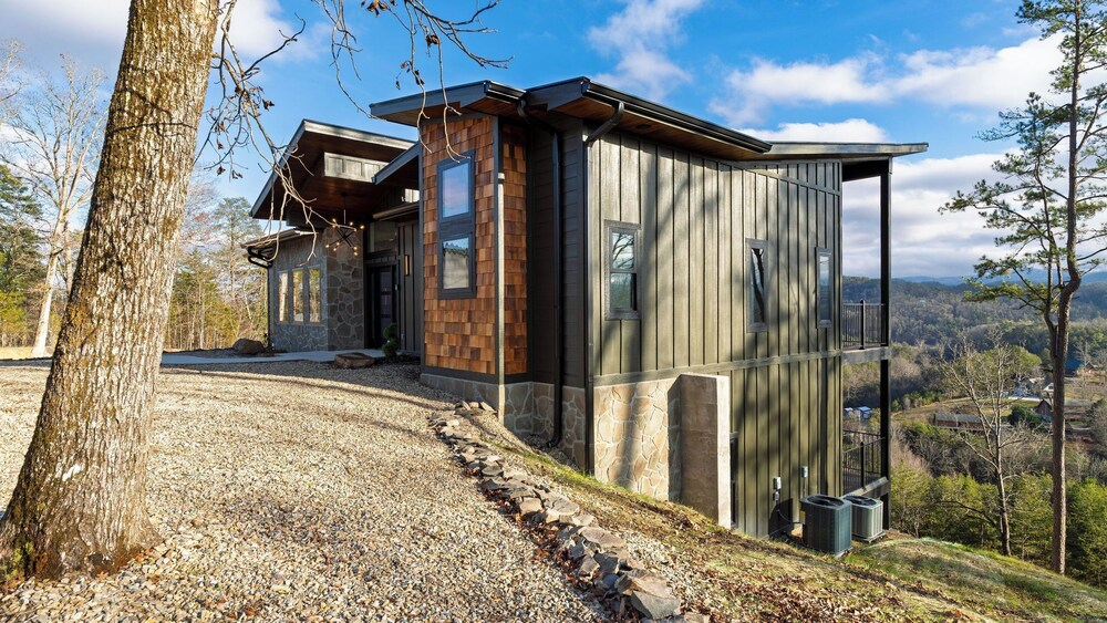 Modern Smoky Mountain Stay With Two Decks, Plunge Pool & Game Room Overlook Lodge by Avantstay