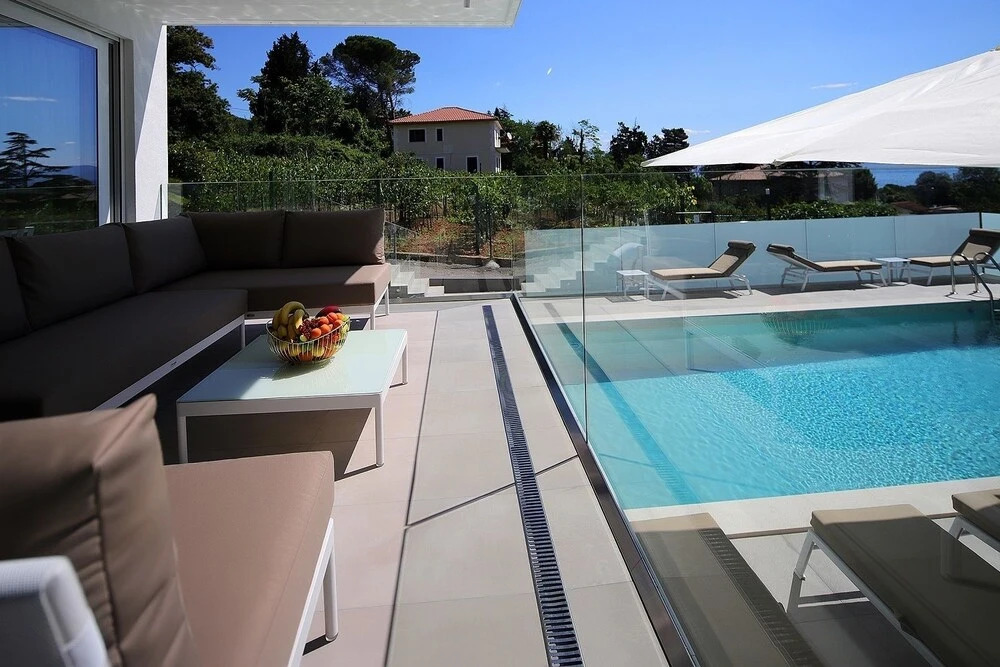 New apartment with swimming pool near the beach
