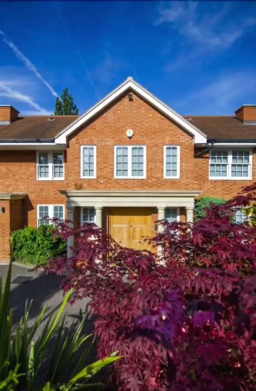 Luxury 6 Bedroom House for 12, With Parking