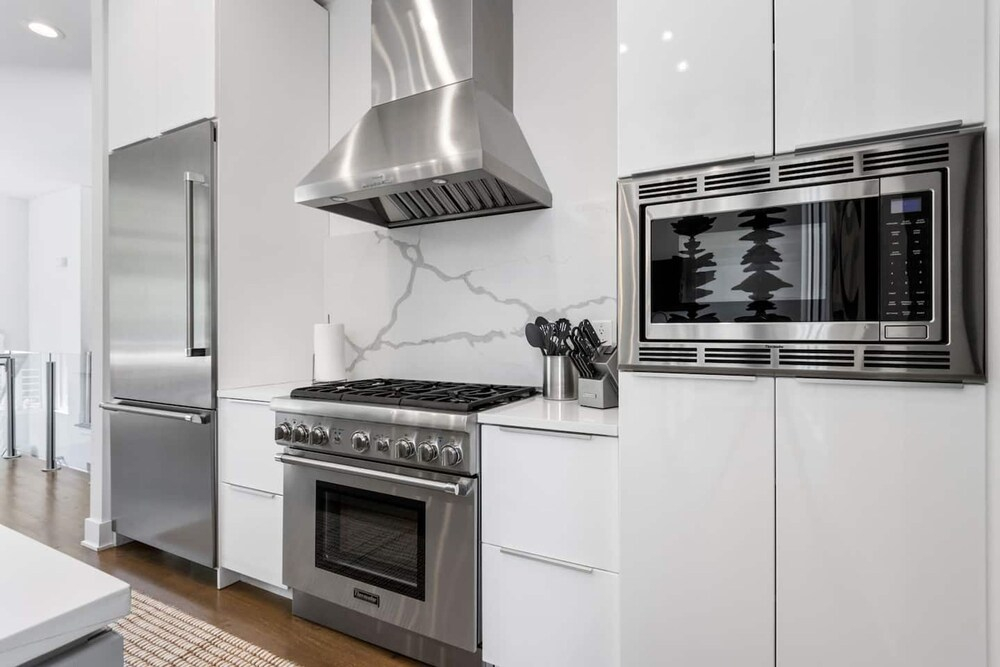 Luxe Modern 4 Bdrm 4 5bath w Private Pool Sleeps 8