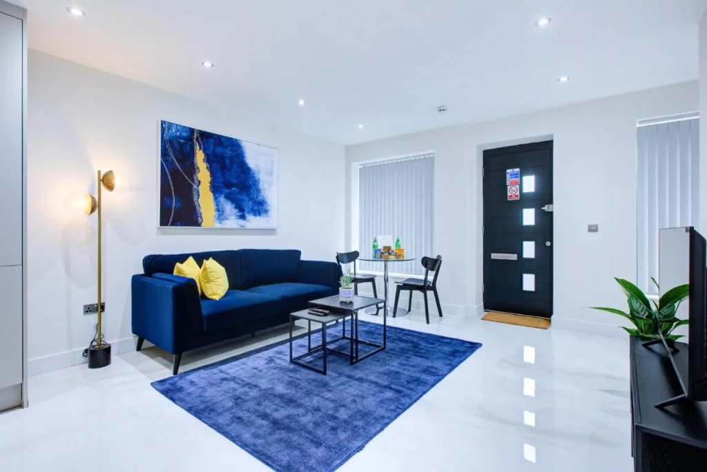 Hybrid Resi - Uxbridge, On-site CAR or VAN parking, near London Heathrow Airport