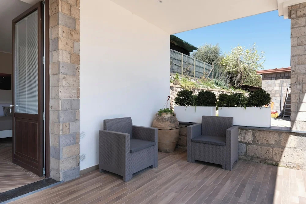 De Vivo Realty - Cyrus&Janus flats