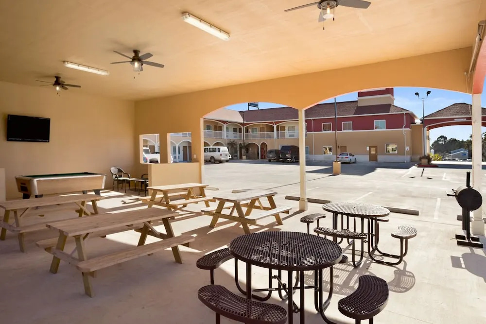 Super 8 Floresville