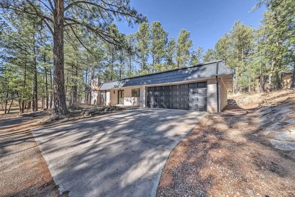 Ruidoso Getaway w/ Deck - 16 Mi to Ski Apache