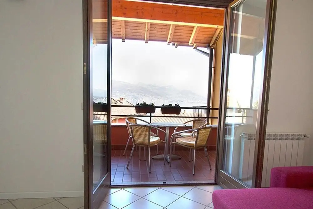 2 Bedroom Apartment near Stresa, Short Walk to Lakeside, Lake Views