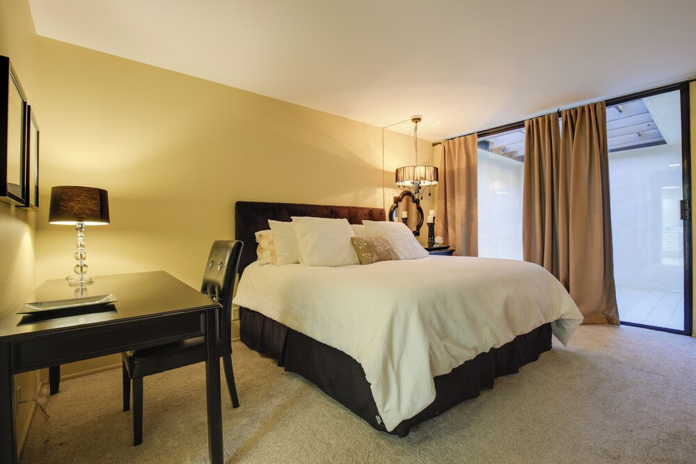 Golf Resort Getaway w/ Pool Access in Palm Desert