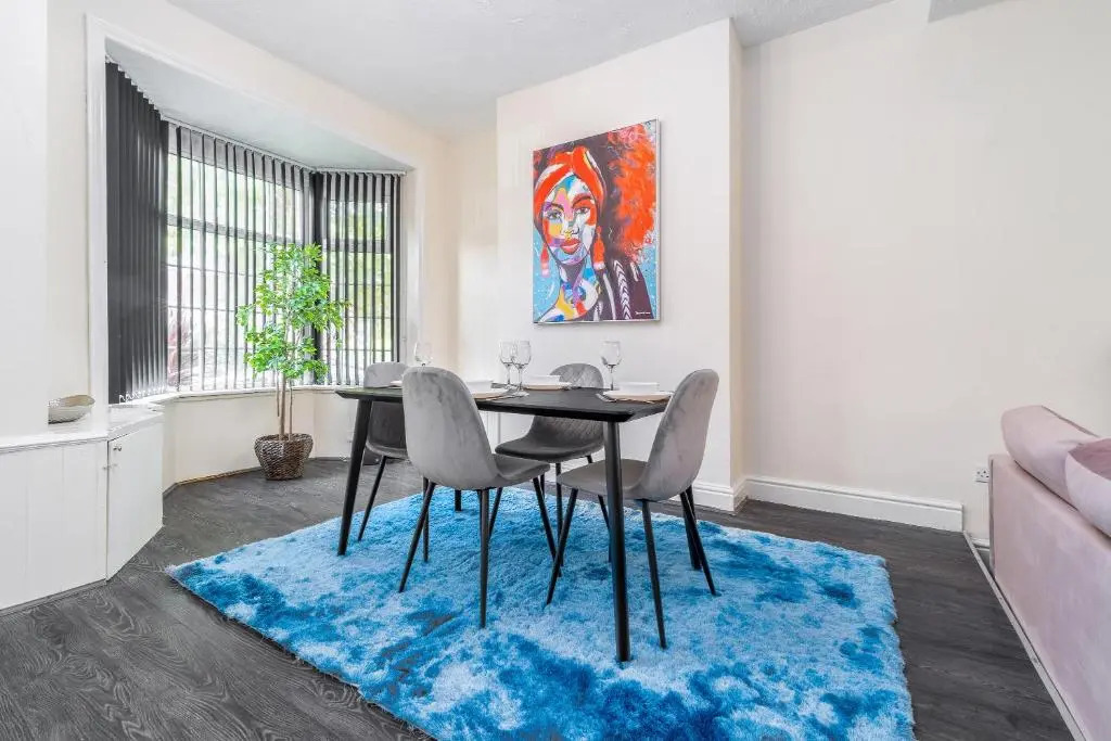 Spacious 2 bed House With Free on Street Parking