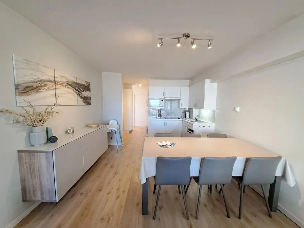 Sunny Coastal Apartment for 6