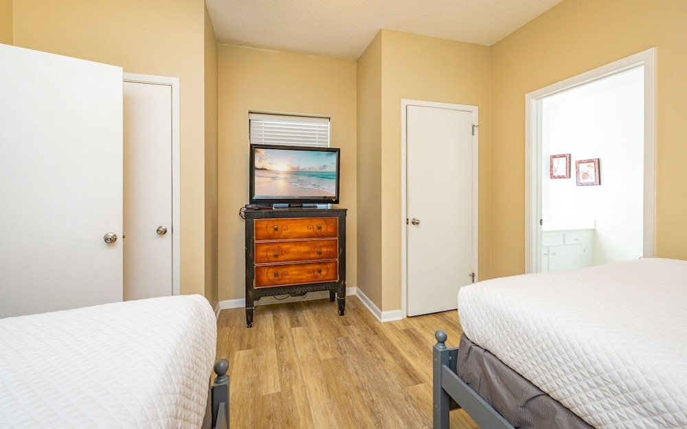 Phoenix Vi 61406 2 Bedroom Condo